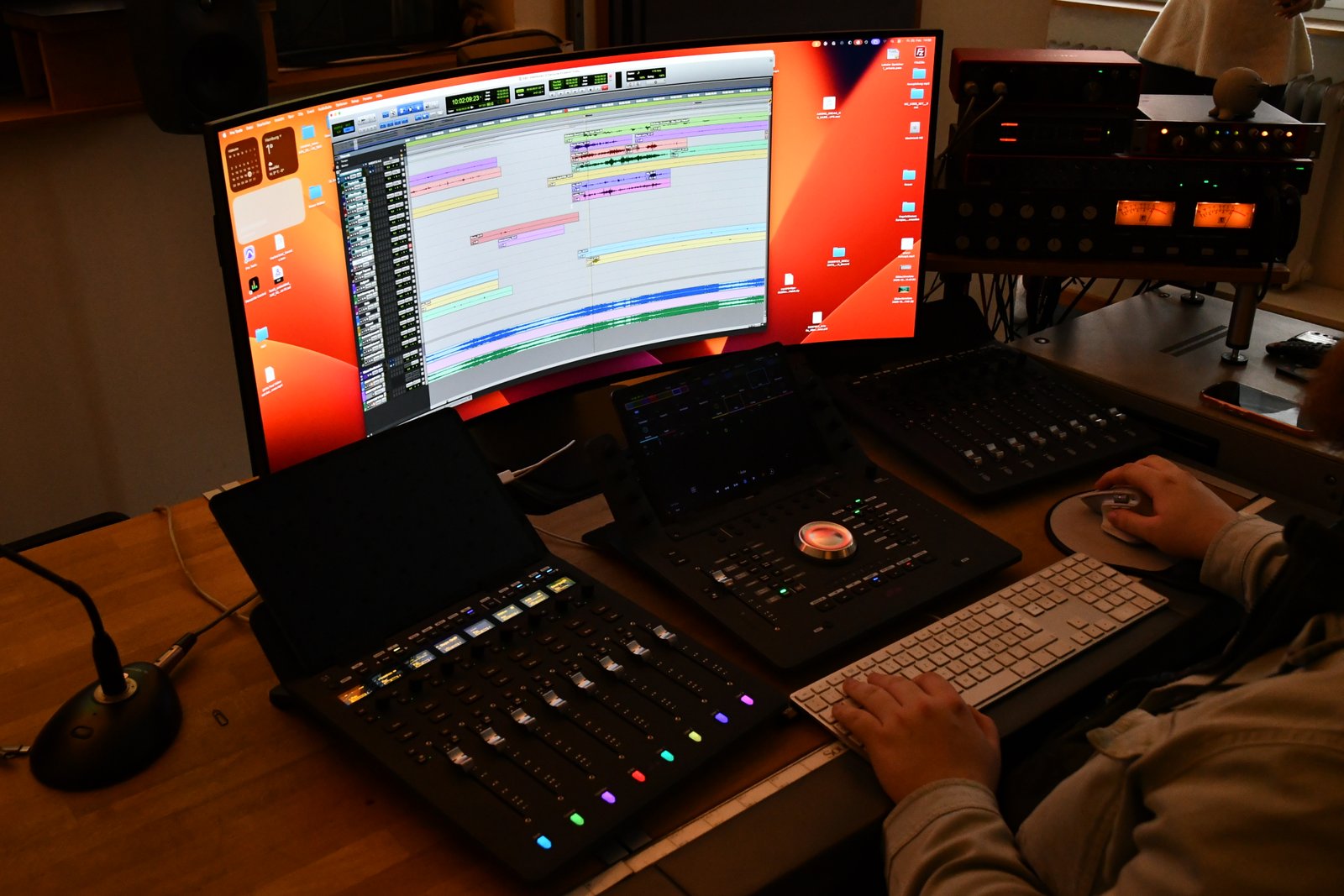 Tonsynchron Studio Hamburg – Regieraum mit Regiepult und Monitoren