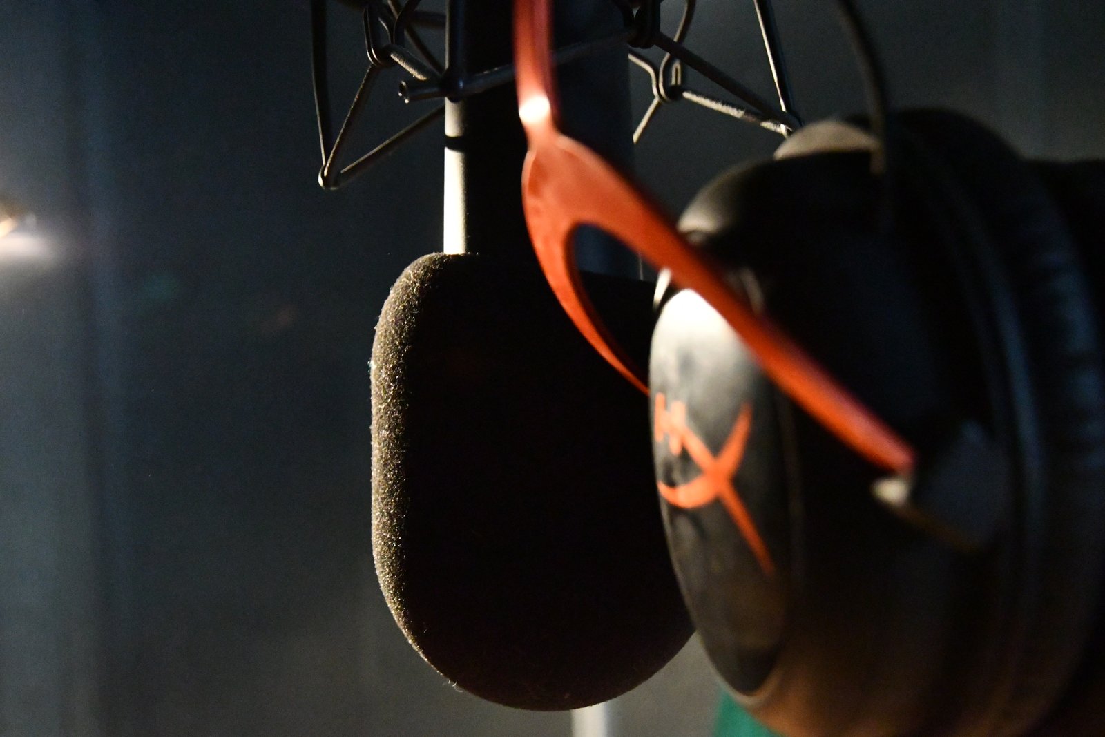 Professionelles Mikrofon mit Kopfhörer im Tonsynchron Studio